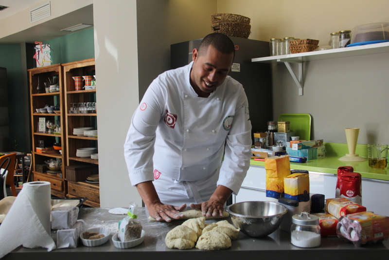 Chef Mohamed Amine Abbes et le pain, ça fait un! Ce dernier a représenté la Tunisie lors de la Coupe d'Afrique de la boulangerie.  