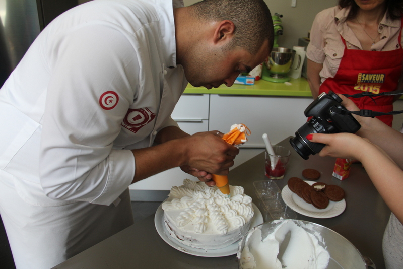 Chef Mohamed Amine Abbes met la dernière touche au dessert.