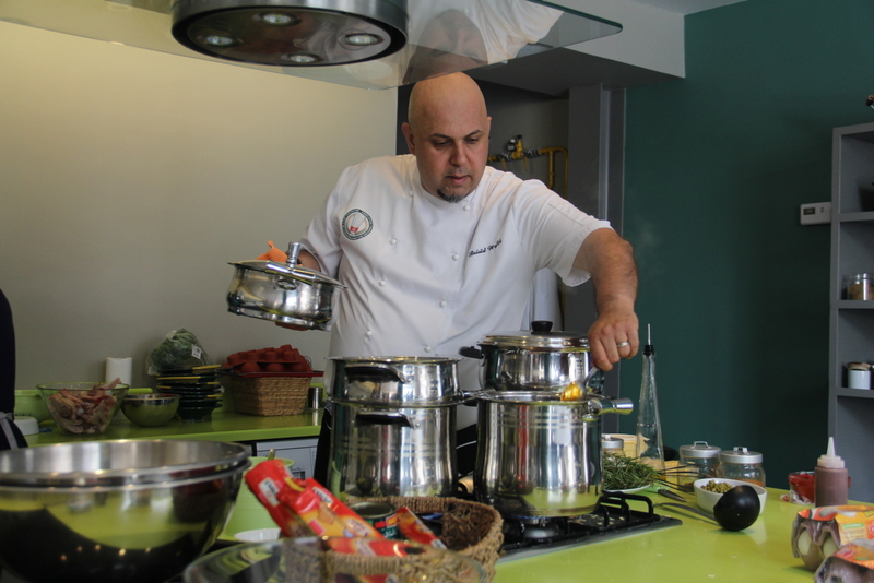 Chef Wafik Belaid surveille de près la cuisson de la Paella de Nouasser.