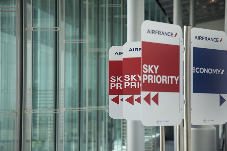 A Tunis, le service Sky Priority est disponible à l'enregistrement, permet le passage par le Fast Track et au moment de l'embarquement.