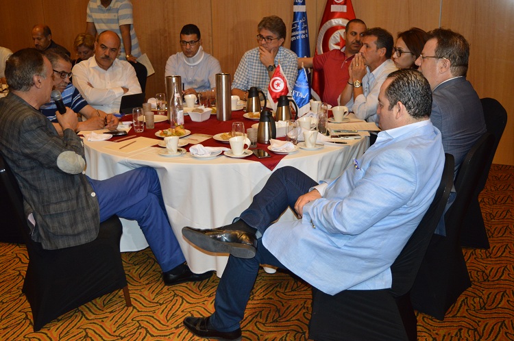 Autour du président de la FTAV, organisateur de l'événement, des députés ainsi que des représentants de la Fédération tunisienne de l'hôtellerie.