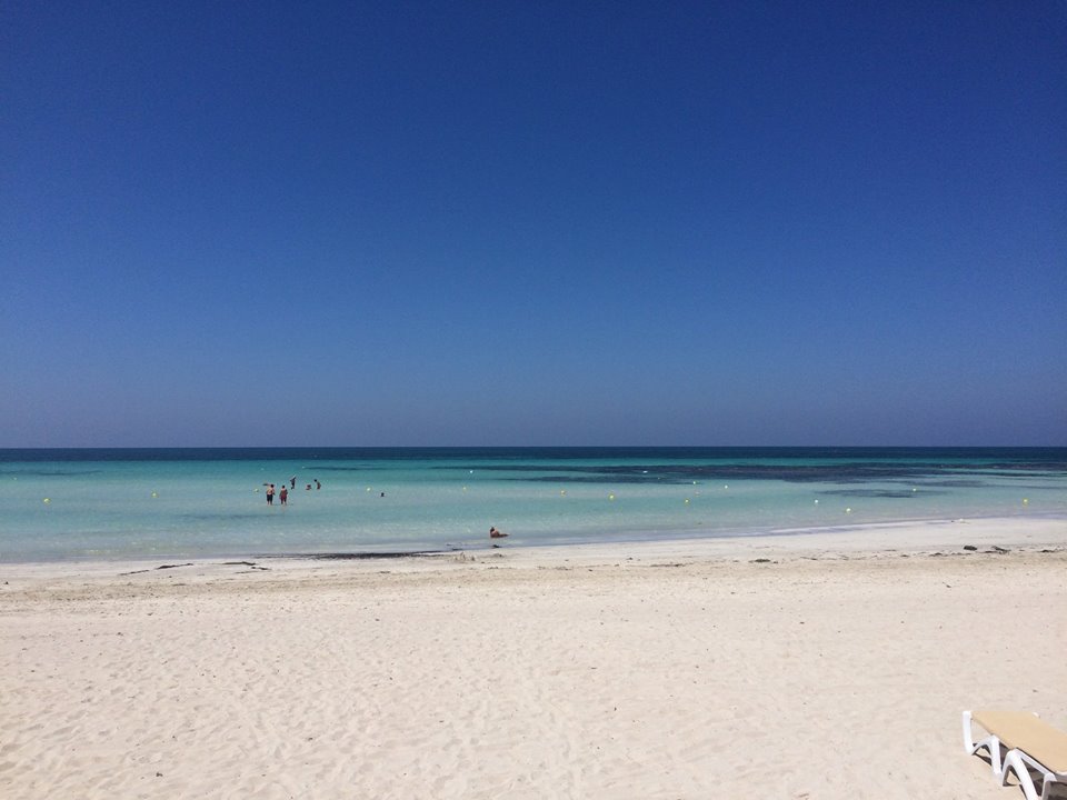 Plage quasi-déserte à Djerba le 11 juillet 2015. Photo: Mourad Gharbi.