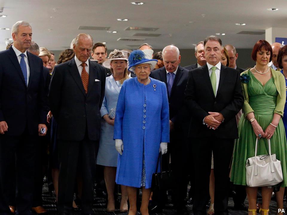 Minute de silence de la Reine d'Angleterre en hommage aux victimes de l'attentat de Sousse.