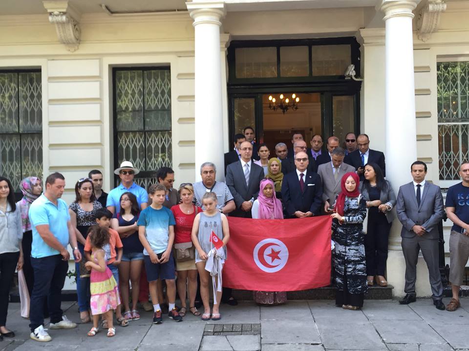 Devant l'ambassade de Tunisie à Londres.