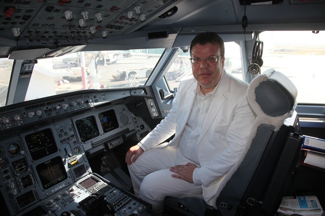 Mohamed Frikha, pendant les beaux jours de sa compagnie, posant dans le cockpit de l'Airbus A.330 loué pour assurer des vols transatlantiques. Finalement, seule la destination Montréal fut opérée ponctuellement, mais les lignes annoncées sur Pékin et New York ne virent finalement jamais le jour.