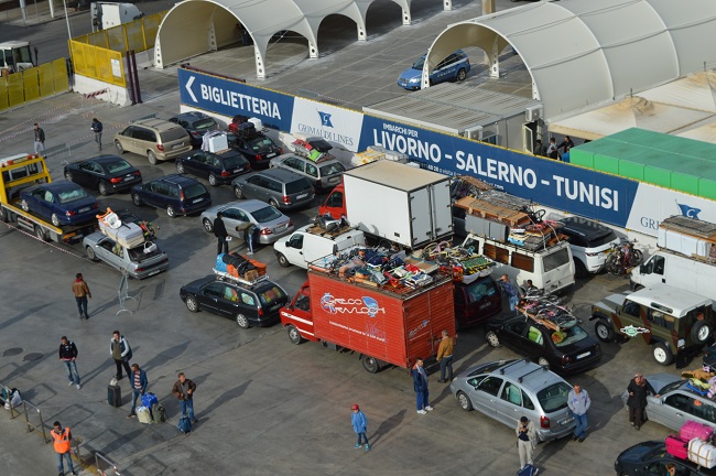 Au port de Palerme, embarquement des véhicules des Tunisiens résidents en Sicile à bord d'un navire de Grimaldi Lines en partance pour la Goulette. ©Copyright photo : Destination Tunisie