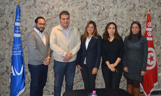 Les professionnels tunisiens du voyage à l'étranger s'insurgent contre les freins administratifs qui entravent leur profession. De gauche à droite, Aziz Benelfoul (propriétaire d'une agence), Dhafer Letaief (vice-président de la FTAV), Nadaa Ghozzi (présidente de la Commission outgoing), Nadia Ketata (secrétaire générale de la FTAV) et Lamia Jebali (représentante d'une centrale de réservation).