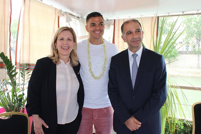 Le footballeur d'origine tunisienne Hatem Ben Arfa évoluant au PSG entre la ministre du Tourisme et l'ambassadeur de Tunisie à Paris.