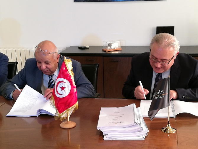 Ahmed Smaoui et Amine Moukarzel (à dr.) lors de la signature de l'accord. 